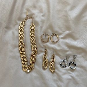 Women’s earrings and chunky chain